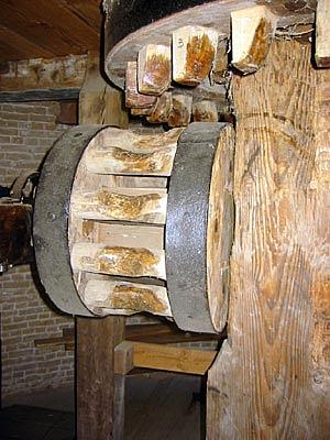 17, Molen 01901 Korenlust (Stellendam), Dennis Bommeljé.Het zeer zeldzame kammen-op-staven-luiwerk van deze molen. | Database Nederlandse molens