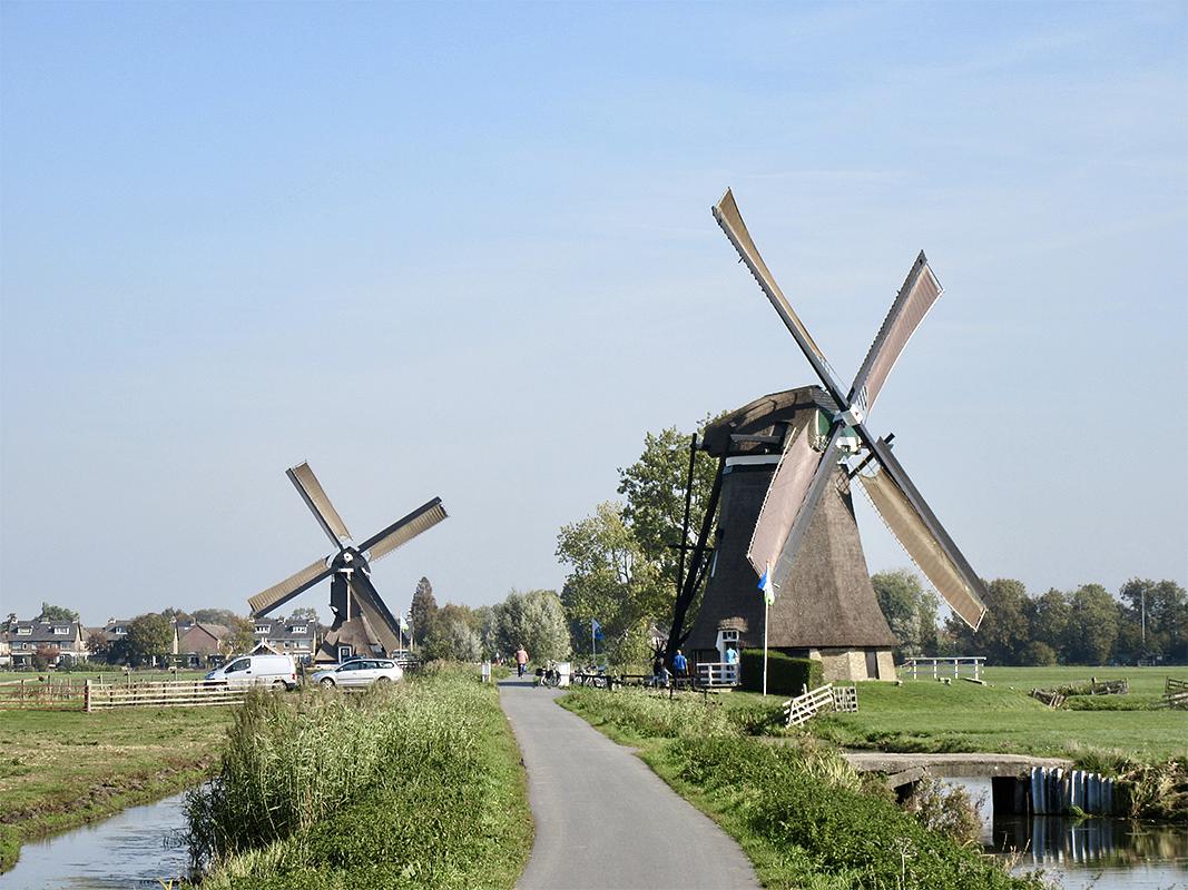 4, Molen 01494 Achtkante Molen (Streefkerk), Frank Moerland (6-10-2018)Op de achtergrond de Kleine Molen | Database Nederlandse molens