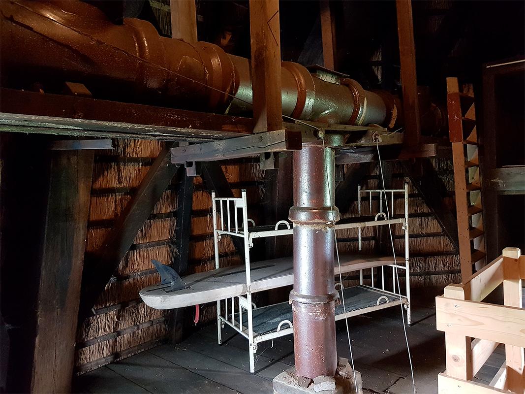 14, Molen 01494 Achtkante Molen (Streefkerk), Pieter Zuijkerbuijk (5-10-2019)In vroegere jaren had de rook vrij spel op deze zolder. Later is een rookafvoerkanaal aangelegd. | Database Nederlandse molens