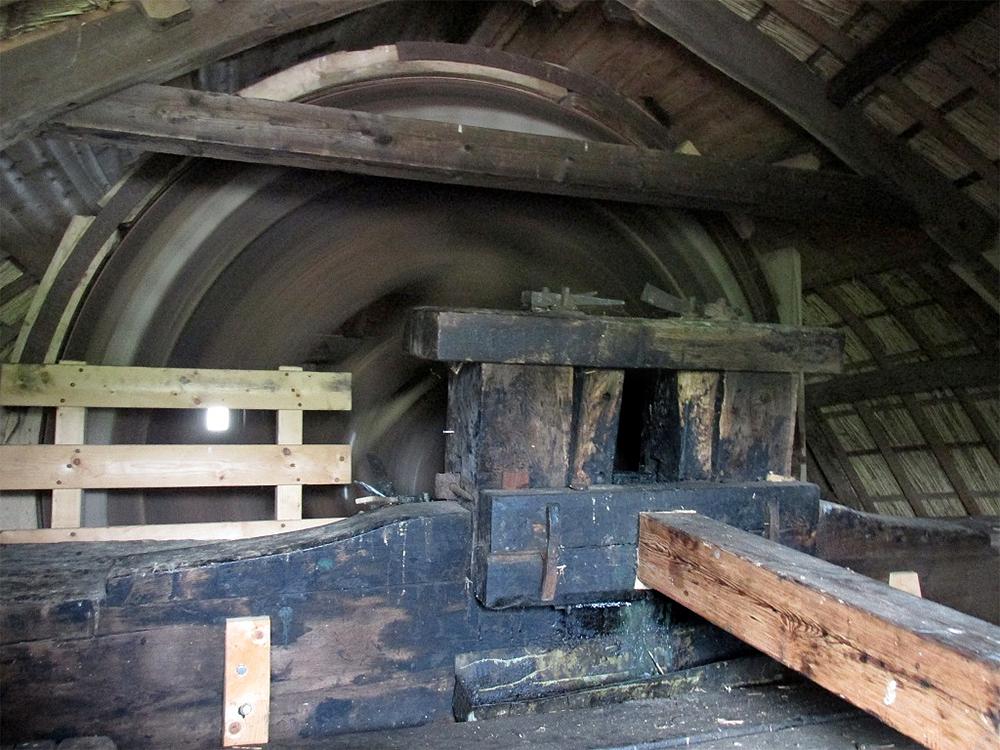18, Molen 01494 Achtkante Molen (Streefkerk), Abel van Loenen (20-2-2016)Het bovenwiel terwijl de molen maalt. Onmiskenbaar: de penstoel voor de zeer korte bovenas.  | Database Nederlandse molens