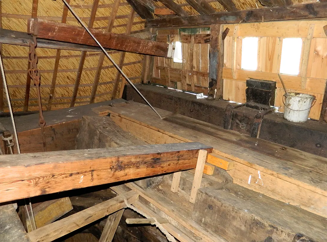 20, Molen 01494 Achtkante Molen (Streefkerk), Vincent Mepschen (6-10-2018)De oude penbalk, nog uit de tijd van de houten bovenas. Al heel lang verdrongen maar nog immer aanwezig.&nbsp; | Database Nederlandse molens