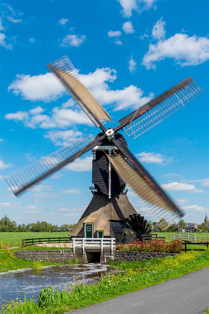 Molen 01493 Kleine (Tiendweg) Molen (Streefkerk), Cees van der Wal (5-6-2018)Foto van de vernieuwde molenwerf. Molenwerf is in het voorjaar van 2018 weer terug gebracht naar situatie van voor 1955. D.w.z. grind en een houten hek aan de noordkant. | Database Nederlandse molens