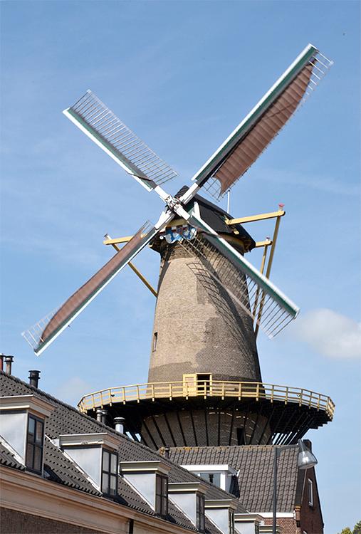 3, Molen 03505 l Aeolus (Vlaardingen), De molen gezien vanaf de Kortedijk, malend op het zuiden.Rob Pols (17-7-2015) | Database Nederlandse molens