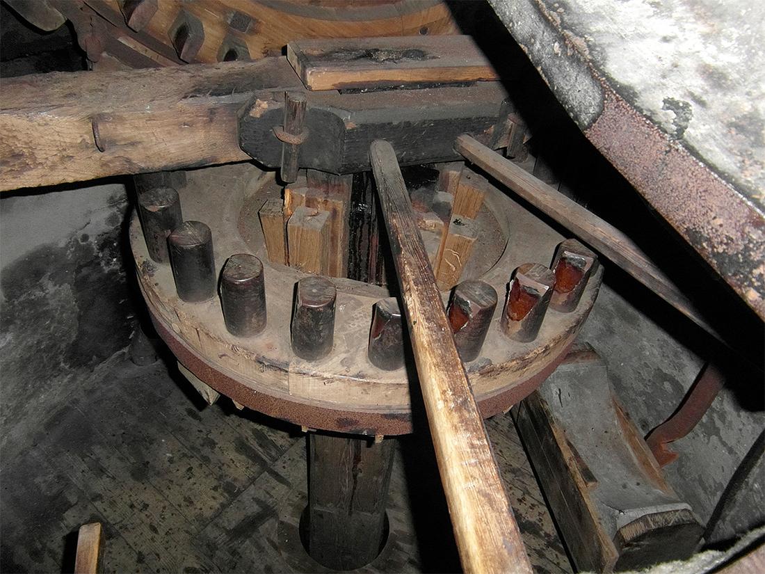 9, Molen 00977 Knipmolen (Voorschoten), Teun Waltman (18-11-2020)Bovenbonkelaar met dollen. | Database Nederlandse molens