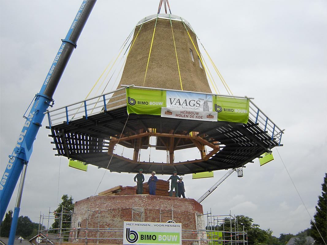 9, Molen 11585 De Koe (Ermelo), Vaags Molenwerken (17-07-2008)De opmerkelijke plaatsing van achtkant en stelling tegelijk.  | Database Nederlandse molens
