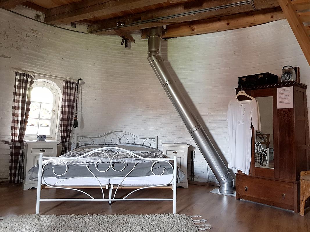11, Molen 03528 De Verwachting (Tholen), Pieter Zuijkerbuijk (7-6-2019)Voormalige graanzolder is ingericht als slaapkamer. | Database Nederlandse molens