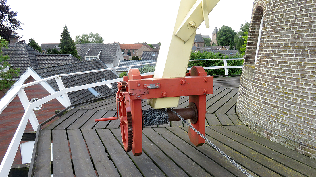 5, Molen 02474 (Naamloos) (Dreumel), William Bouter (4-6-2017) Achter de kruilier het smalle zgn. 'roevak' in de stelling.  | Database Nederlandse molens