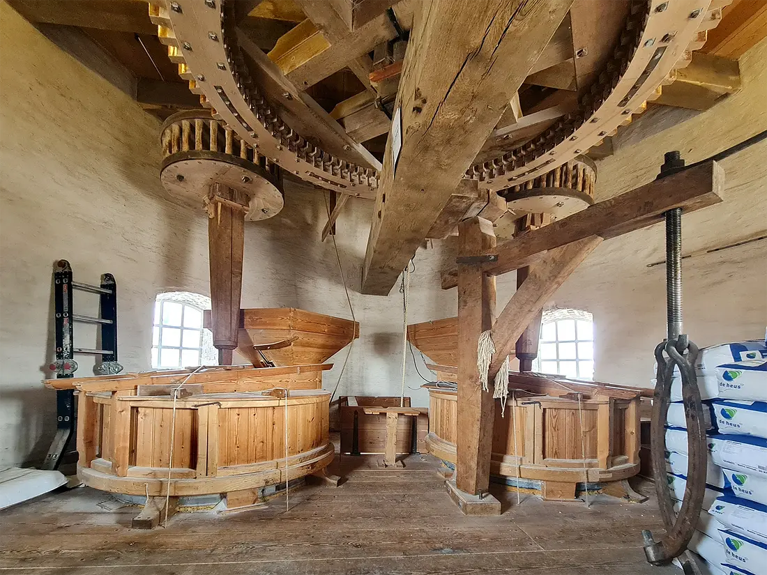 14, Molen 12177 Maallust (Amerongen), Pieter Zuijkerbuijk (20-7-2022)Spoorwiel en steenrondsel. | Database Nederlandse molens