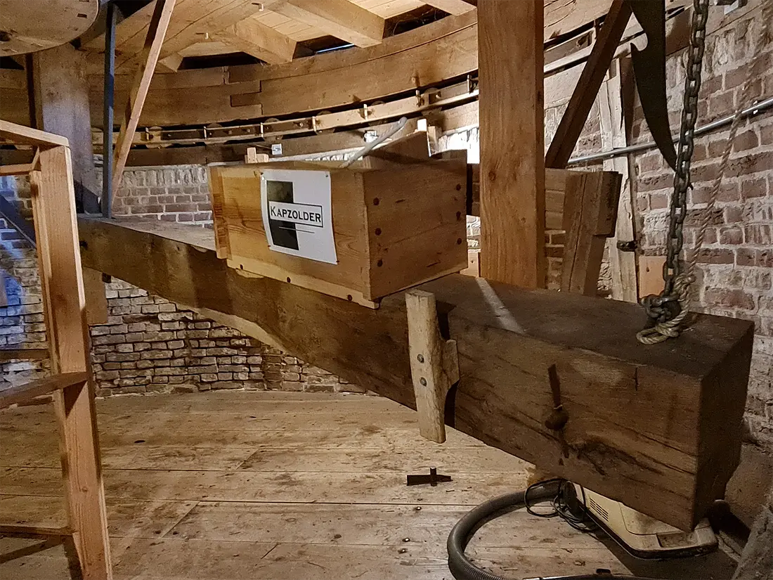18, Molen 12177 Maallust (Amerongen), Pieter Zuijkerbuijk (20-7-2022)Vangbalk met bak erop voor contragewicht. | Database Nederlandse molens