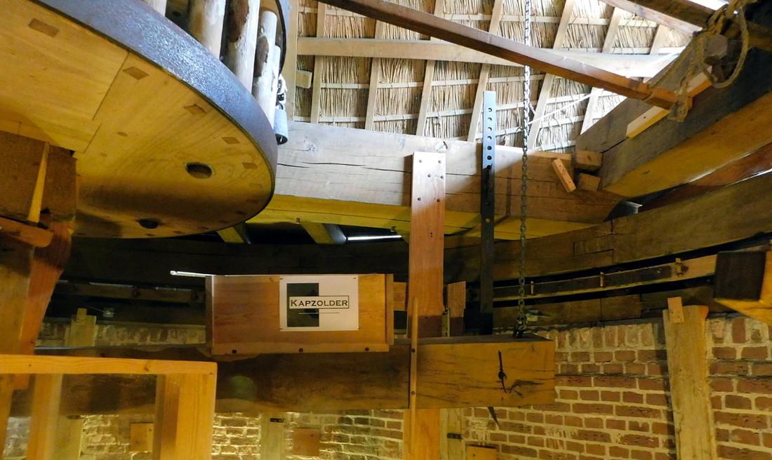19, Molen 12177 Maallust (Amerongen), Piet Glasbergen (21-7-2018)Vangbalk, bovenschijfloop en helemaal rechtsboven een touw waarmee de bomen aangedraaid kunnen worden die het (bronzen) bovenlager stellen.  | Database Nederlandse molens