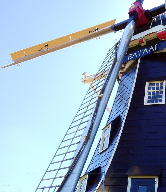 7, Molen 00900 Bataaf (Winterswijk), Barend Zinkweg (26-6-2018)Molenaar van de Pendrechtse Molen, Barend Zinkweg schrijft: 'Ik kan me niet herinneren ooit ergens op een verdekkerde molen dergelijke zeilklampen gezien te hebben. De mogelijk verklaring is, dat de platen van de verdekkering elkaar ook bijna voor de voorzoom raken en als het zeil daarover geklampt zou worden gaat het kapot.' | Database Nederlandse molens