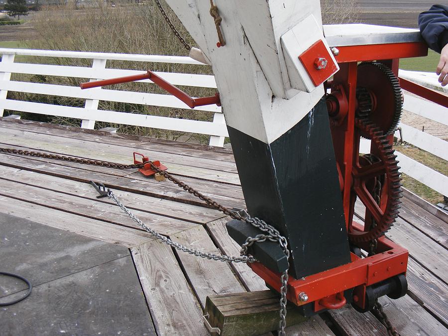 6, Molen 13405 Entreprise (Kolham), Staart met kruilier en rondgaande kruiketting, met verplaatsbare schakelklem.  Martin E. van Doornik (3-3-2013). | Database Nederlandse molens