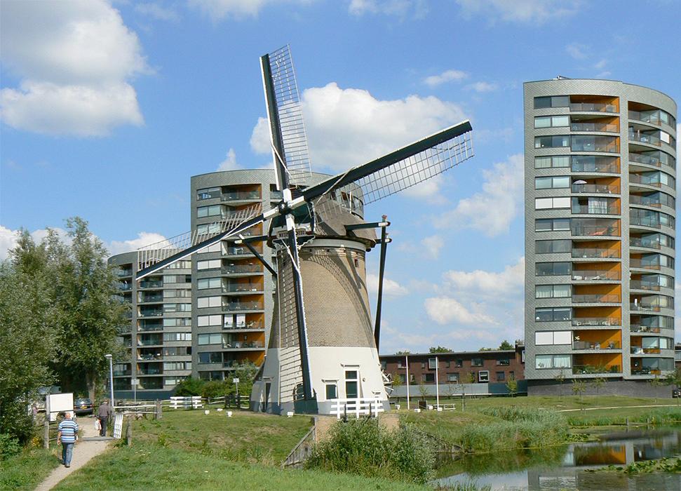 1, Molen 01795 BIS E De Mallemolen (Gouda), Bart van Maaren (22-10-2013)Zonder die flats was de molen nooit herbouwd, maar het blijft bizar.  | Database Nederlandse molens
