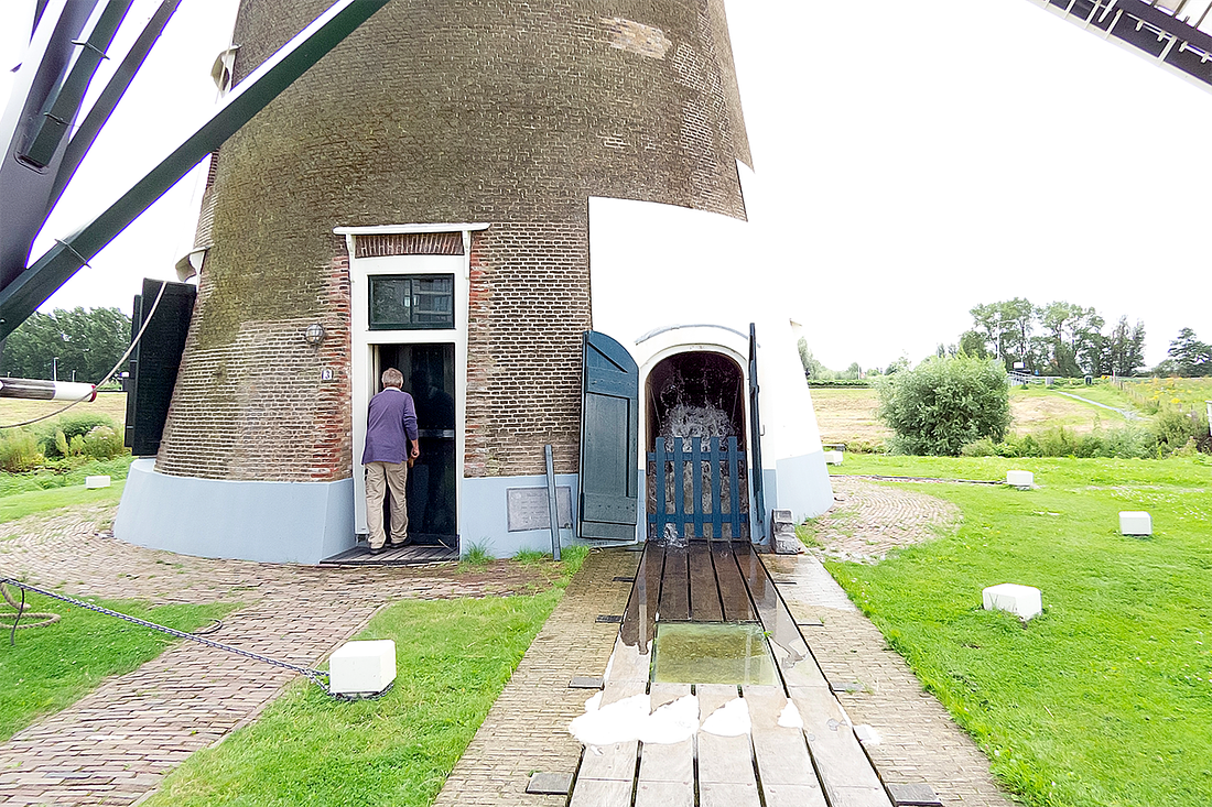 10, Molen 01795 BIS E De Mallemolen (Gouda), Frank Hendriks (30-7-2017)De molen in vol bedrijf. | Database Nederlandse molens