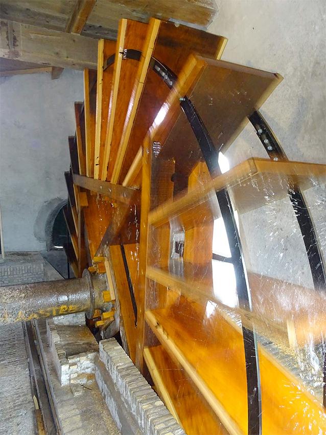 8, Molen 01792 bis D Boezemmolen No. 6 (Haastrecht), Arie Verhoeff (16-11-2017)Het houten scheprad, vóór het plaatsen van de schermwand. | Database Nederlandse molens