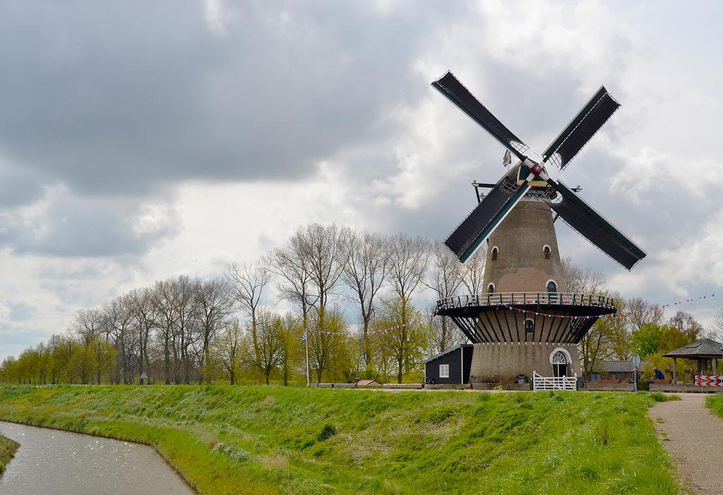 1, Molen 03539 De Korenbloem (Kortgene), Rob Pols (30-4-2016)Draaiend met vier volle zeilen. De Korenbloem is een echte blikvanger voor Kortgene. | Database Nederlandse molens