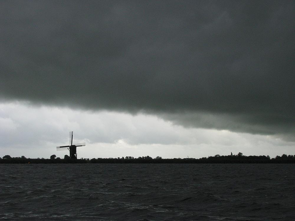 2, Molen 10687 Roekmole (Goëngahuizen/ Goaiïngahuzen), M. Bloem (11-9-2012).De Roekmolen onder een snel opkomende enorme bui.  | Database Nederlandse molens
