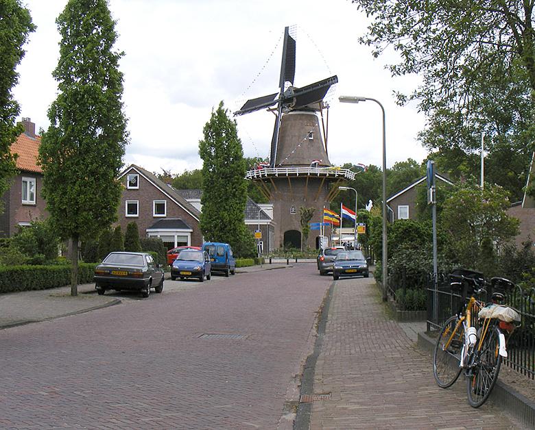 1, Molen 01848 Molen van Fakkert (Hoonhorst), Martin E. van Doornik (12-5-2012). De molen domineert het dorpsbeeld.  | Database Nederlandse molens