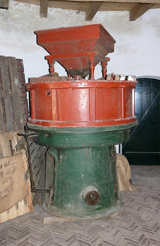 12, Molen 01555 St. Antonius (Eerde), Ronald Bakker (12-5-2018)Electrische maalstoel op de begane grond. | Database Nederlandse molens