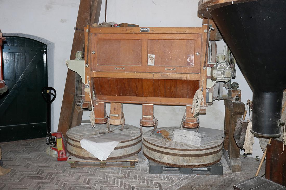 13, Molen 01555 St. Antonius (Eerde), Ronald Bakker (12-5-2018)Door motor aangedreven buil op de begane grond. | Database Nederlandse molens