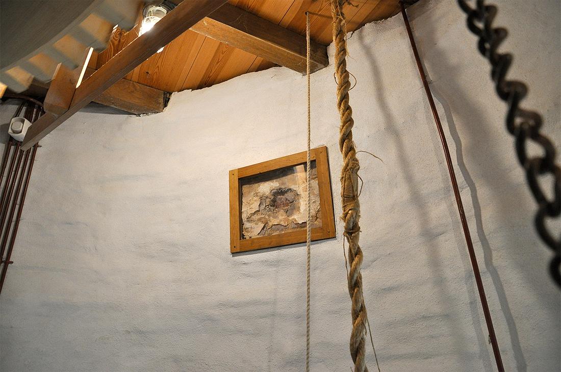 15, Molen 01555 St. Antonius (Eerde), Jesse Bergquist (18-10-2020)Schotgat in de muur. Bij het raam stond een geallieerde soldaat die is beschoten van buiten. De kogel ging recht door zijn hart en kwam in de muur terecht. | Database Nederlandse molens