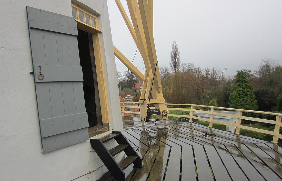 5, Molen 01174 f Babbersmolen (Schiedam), E. J. Druijff (22-11-2015)De stelling ligt duidelijk lager dan de bijbehorende zoldervloer dus is een trapje nodig. | Database Nederlandse molens