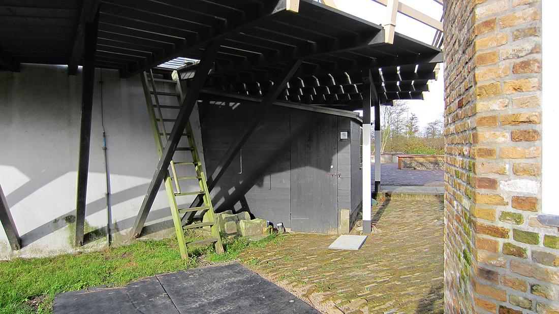 6, Molen 01174 f Babbersmolen (Schiedam), E. J. Druijff (18-11-2015)Het merkwaardige steektrapje naar de stelling. | Database Nederlandse molens