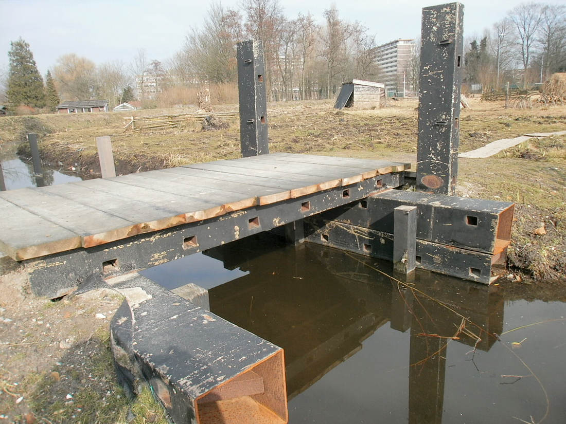 8, Molen 01174 f Babbersmolen (Schiedam), Dennis van Dijk (24-3-2018)Deze brug die op het terrein van de Babbersmolen ligt is gemaakt met de oude Bremer roeden die eerst waren gestoken op molen De Vrijheid, Schiedam. Daarna zijn ze gestoken geweest in het wiekenkruis van molen de Drie Koornbloemen, Schiedam. De houten loopplanken zijn van molen de Aeolus, Vlaardingen. | Database Nederlandse molens