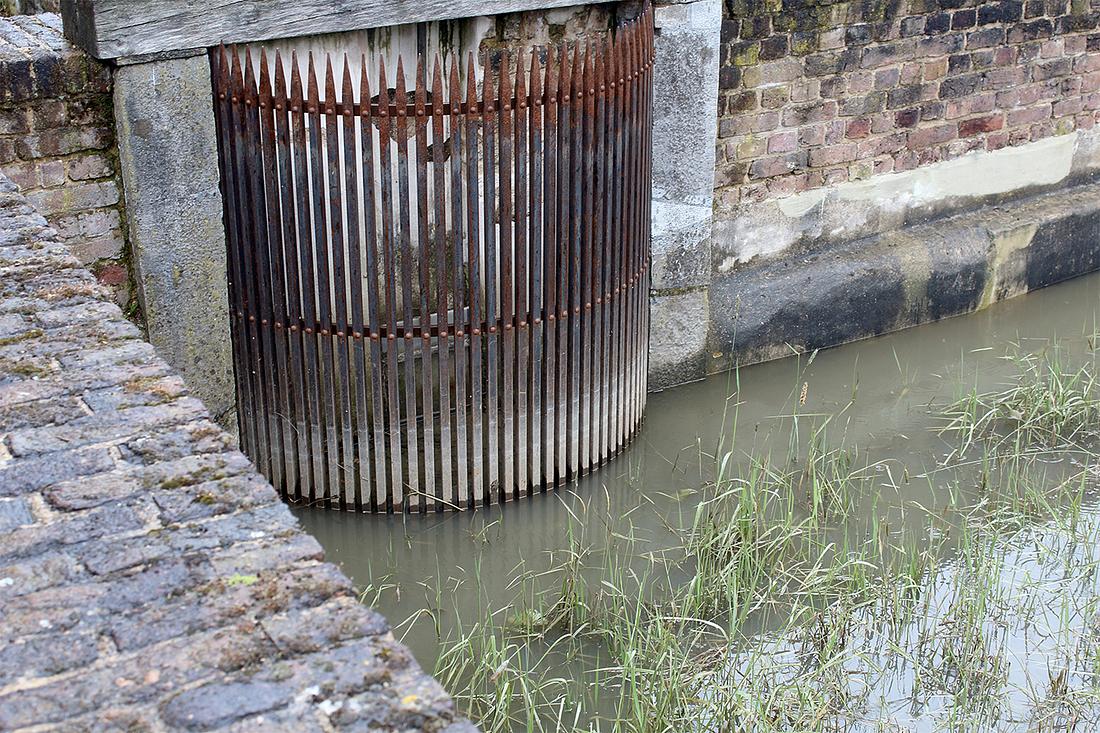 6, Molen 06681 e Frankenhofmolen / Volmolen (Vaals), Koen van der Maat (26-5-2021)De waterinlaat naar het rad. Vergelijk met situatie 2015 hierboven. | Database Nederlandse molens