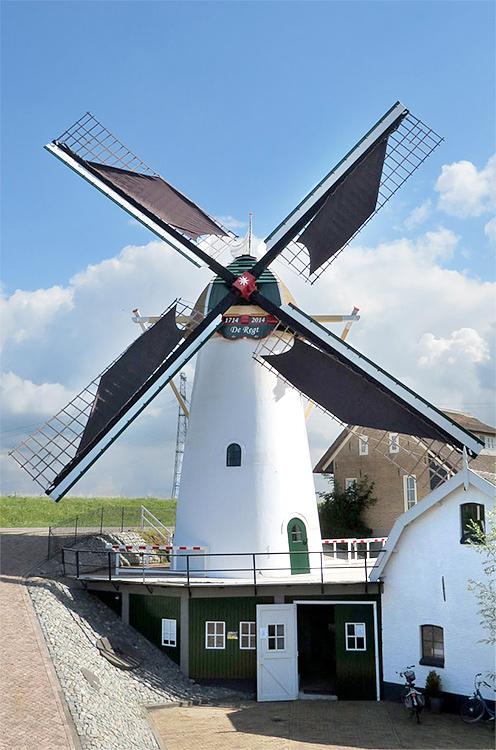 Molen 01498 Korenmolen De Regt (Nieuw-Lekkerland), Nelly Sonneveld (13-08-2014)De molen voor het eerst met halve zeilen opgezeild. | Database Nederlandse molens