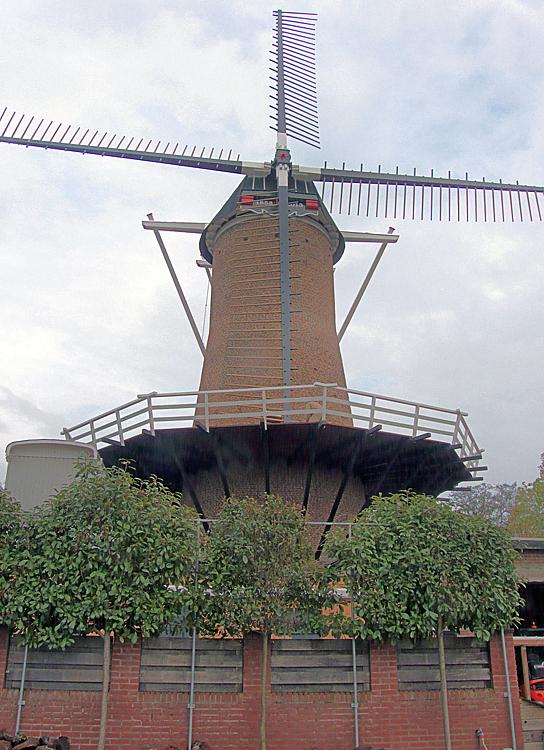6, Molen 00262 De Renkumse Molen (vh. De Hoop) (Renkum), Jan Bakker (8-11-2013)De Hoop tijdens het ophekken van de roeden.. | Database Nederlandse molens