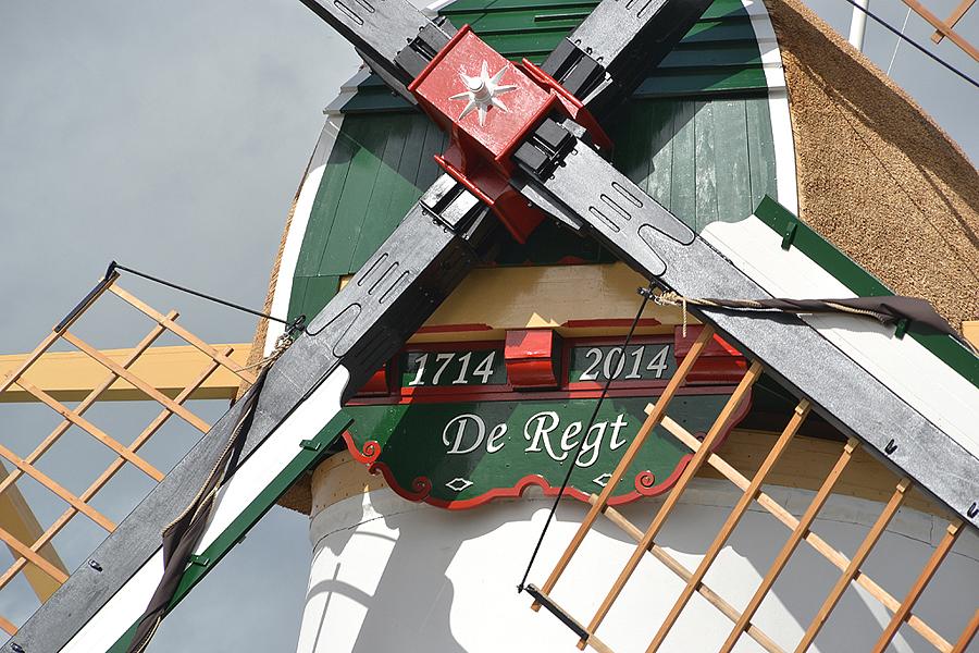 4, Molen 01498 Korenmolen De Regt (Nieuw-Lekkerland), Rob Pols (9-5-2014)De nieuwe baard, onthuld op 9 mei 2014. | Database Nederlandse molens