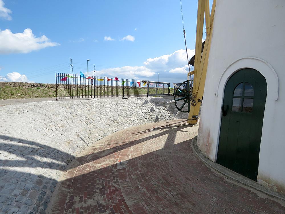 6, Molen 01498 Korenmolen De Regt (Nieuw-Lekkerland), Bert Alderliesten (20-4-2016)Na het nodige werk kan de molen weer geheel worden rondgekruid. | Database Nederlandse molens