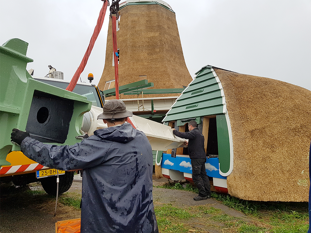 15, Molen 13088 De Paauw (Nauerna), Rick Bakker (12-5-2017)Het insteken van de as voordat de kap gehesen wordt. | Database Nederlandse molens