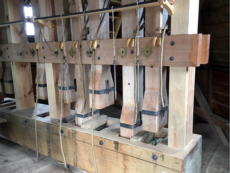20, Molen 13088 De Paauw (Nauerna), Bernhard IJskes (22-9-2018)Stampers in actie. | Database Nederlandse molens