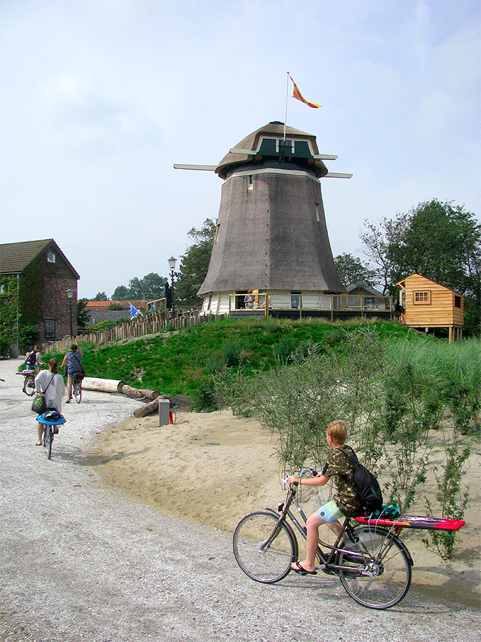 7, Molen 02648 Molen van Berkhout (Egmond aan den Hoef), Piet Glasbergen (16-8-2017)Het nieuwe vakantiehuizenpark is deels al verhuurd (verkocht ?). Het wordt snel drukker rond de molen. | Database Nederlandse molens