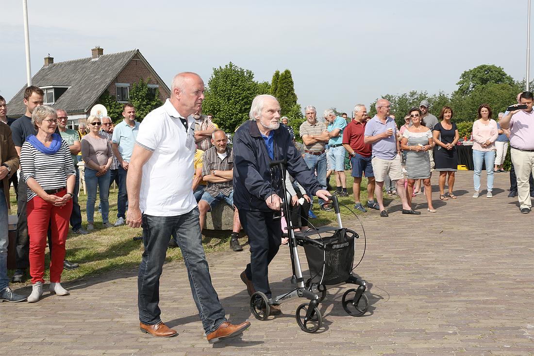 1, Molen 17263 De Ooievaar (Terwolde), Björn Kiezeberg (12-5-2018)Voor de opening werd Bert van Rijswijk, de oud-molenaar van de Ooievaar, gevraagd het lint te knippen. Uiteraard deed hij dat graag. Bert was de tekenaar/constructeur van de molen.  | Database Nederlandse molens