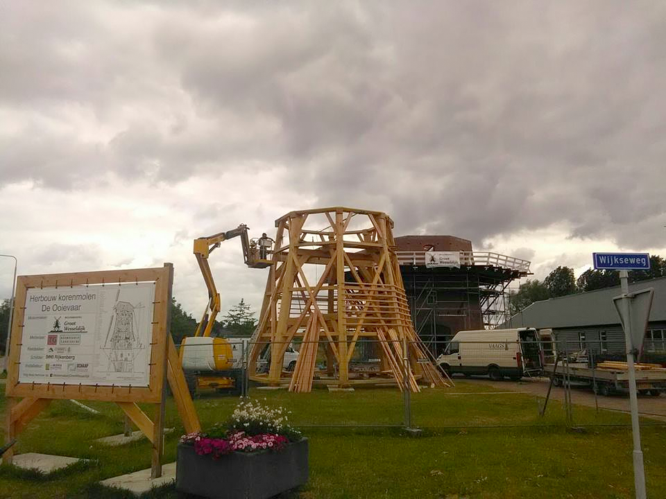 8, Molen 17263 De Ooievaar (Terwolde), Foto: Groot Wesseldijk (16-6-2017)De Molenmakkers van Groot Wesseldijk en Vaags zijn samen druk in Terwolde. | Database Nederlandse molens