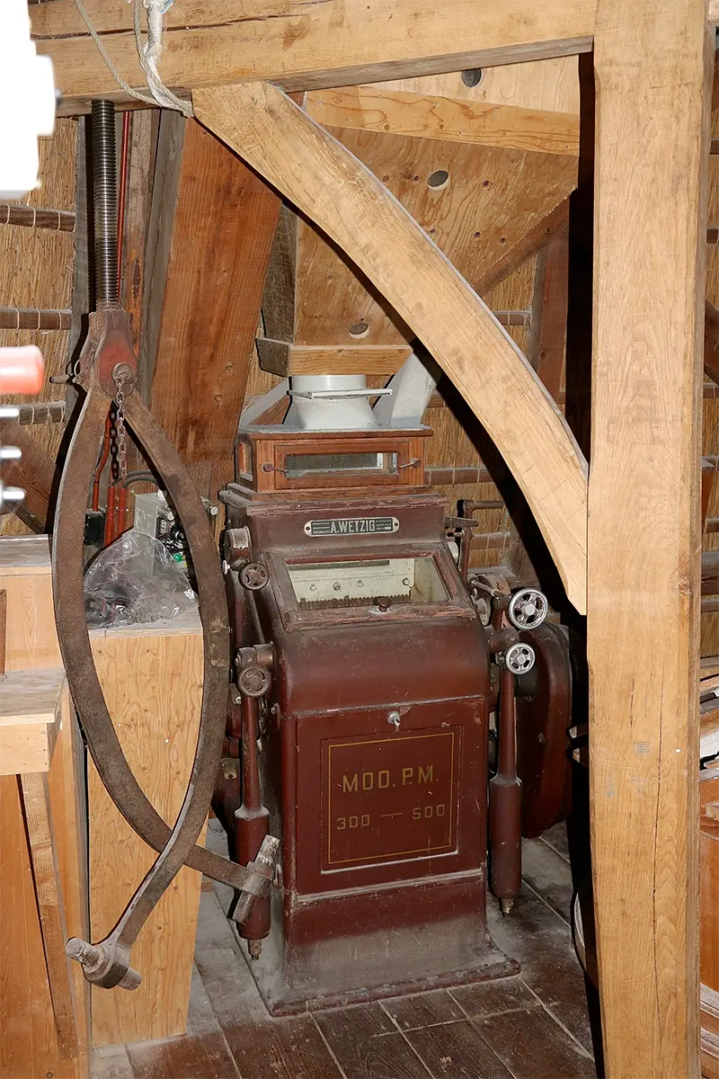 12, Molen 10002 De Zwaluw (Kesteren), Ronald Bakker (14-5-2022)Een zogenaamde Walzenstuhl (walsmolen *), afkomstig uit de Duitse molen die gebruikt is bij de bouw van De Zwaluw.*) Wikipedia: Walsmolens zijn een alternatief voor traditionele molensteenopstellingen in korenmolens. | Database Nederlandse molens
