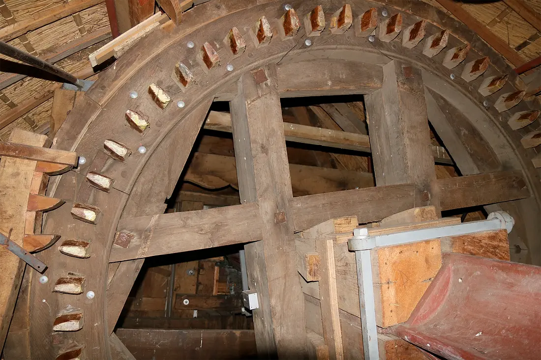 17, Molen 10002 De Zwaluw (Kesteren), Ronald Bakker (14-5-2022)Het bovenwiel. | Database Nederlandse molens
