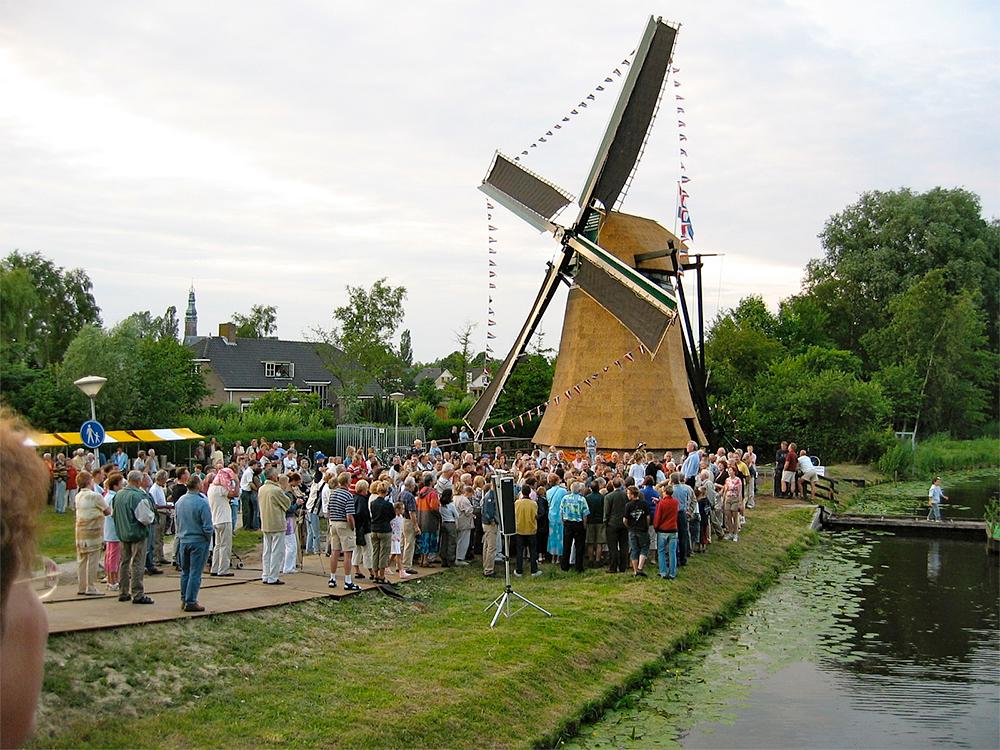 7, Molen 12233 Zemelmolen (Lisse), Henrik Lang (6-6-2003). Feestelijke opening van de nieuwe Zemelmolen. | Database Nederlandse molens