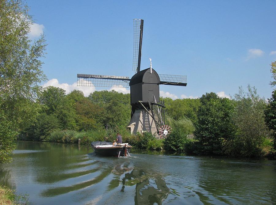 9, Molen 12344 Poldermolen Oudegein (Nieuwegein), Het zal niet lang meer duren of de overplaatsing kan als mislukt worden beschouwd....  Piet Glasbergen (17-9-2014). | Database Nederlandse molens