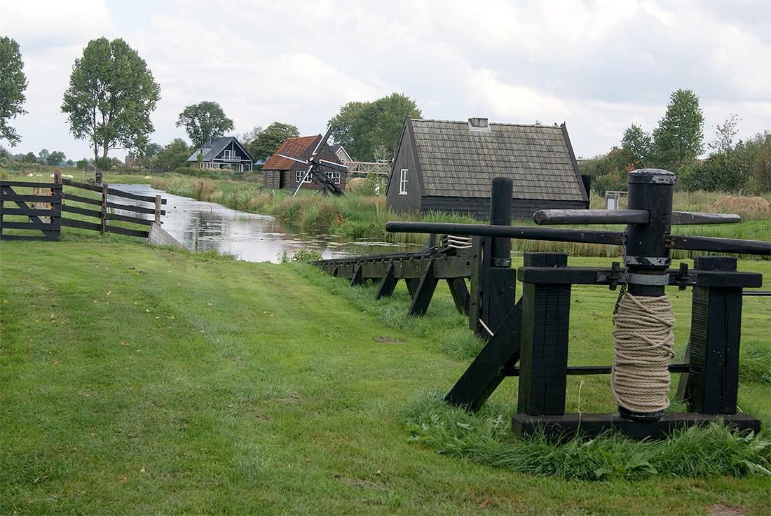 3, Molen 10034 Paaltjasker It Damshûs (Nij Beets), Kees van Drie (25-9-2016)Tjasker + boothelling om turfboten uit het water te trekken. Staat op openlucht museum terrein. | Database Nederlandse molens