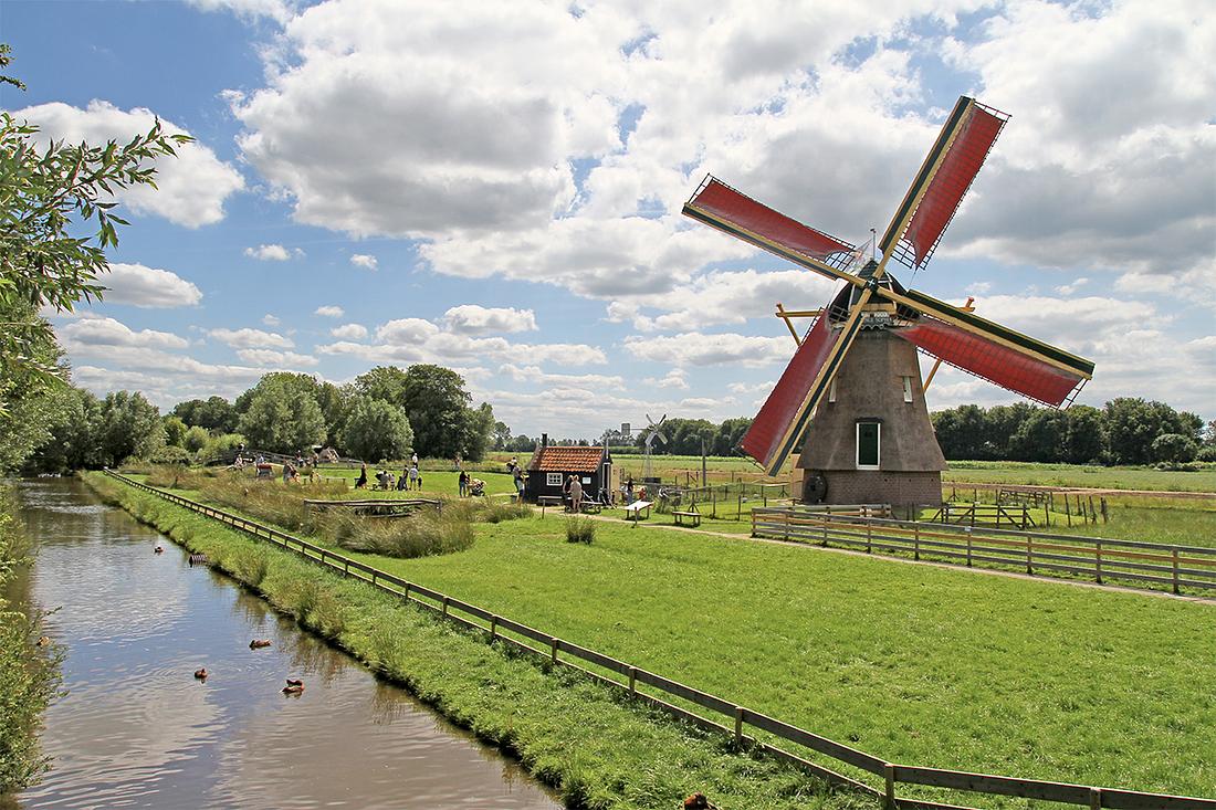 1, Molen 10215 De Jonge Sophia (Groot-Ammers), Ton Koorevaar (12-7-2020)De molen is sinds 2018 onderdeel van een avonturenboerderij Molenwaard waardoor de setting compleet veranderd is. De foto's zijn gemaakt in het park zelf. | Database Nederlandse molens