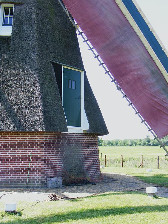 6, Molen 10215 De Jonge Sophia (Groot-Ammers), Martin E. van Doornik (17-5-2014)Ongewijfeld de enige korenmolen-grondzeiler van Nederland met buitendeuren op paard-en-wagen hoogte, duidelijk afgeleid van de wipkorenmolens. | Database Nederlandse molens