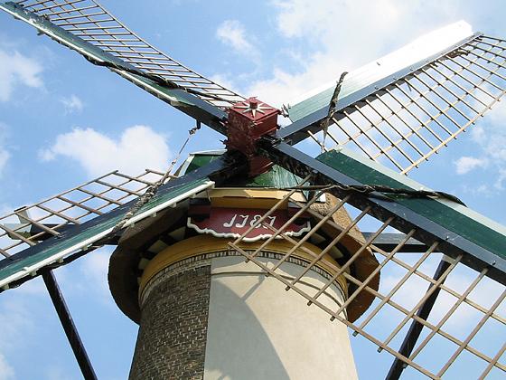 5, Molen 01786 't Poeltje / Klaas Hennepoel Molen (Warmond), Rob Pols (25-7-2006).Gezicht op de baard. Let op het ontbreken van een steunder(!). | Database Nederlandse molens