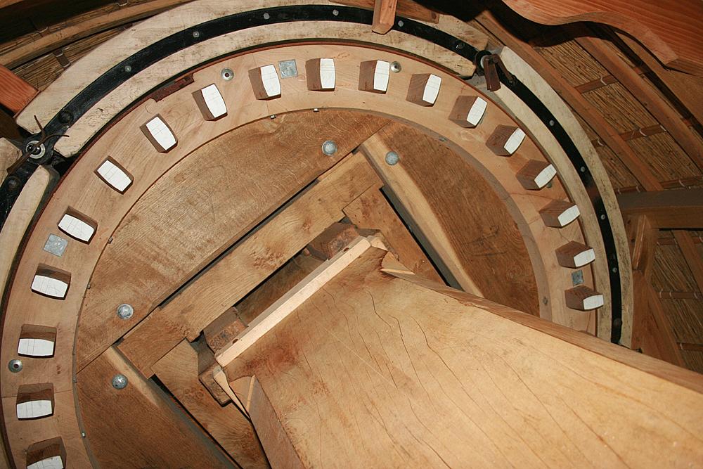 7, Molen 01786 't Poeltje / Klaas Hennepoel Molen (Warmond), Joram Wijling (9-9-2012).Een blik op het nogal massief ogende, maar keurig met kruisarmen en plooistukken uitgevoerde bovenwiel. | Database Nederlandse molens