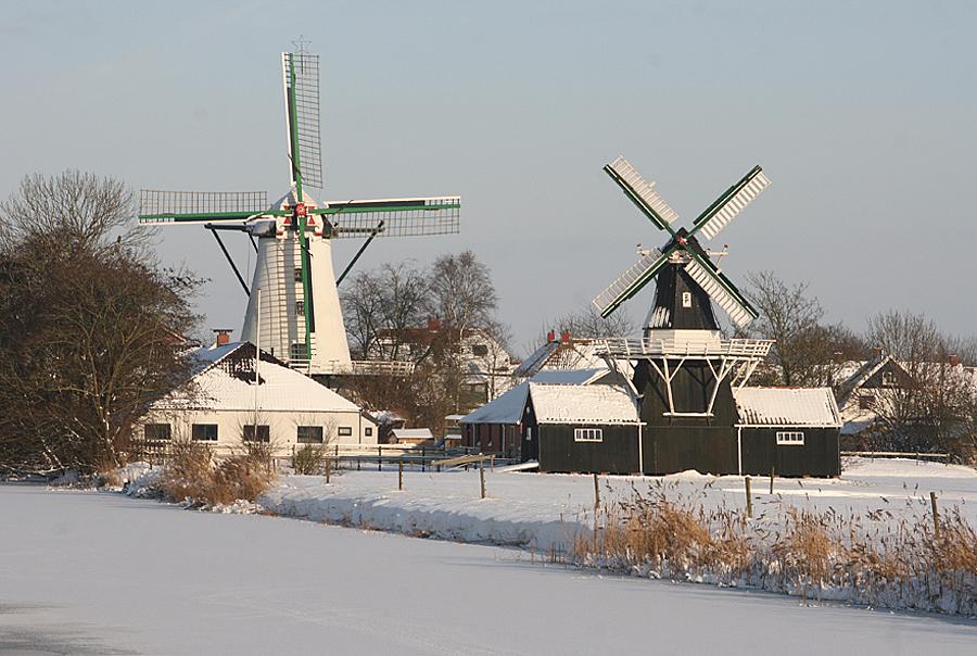 4, Molen 00536 De Widde Meuln (Ten Boer), Peter Mekkes (16-12-2009)Links De Widde Meuln, rechts het houtzaagmolentje van Bovenrijge. | Database Nederlandse molens
