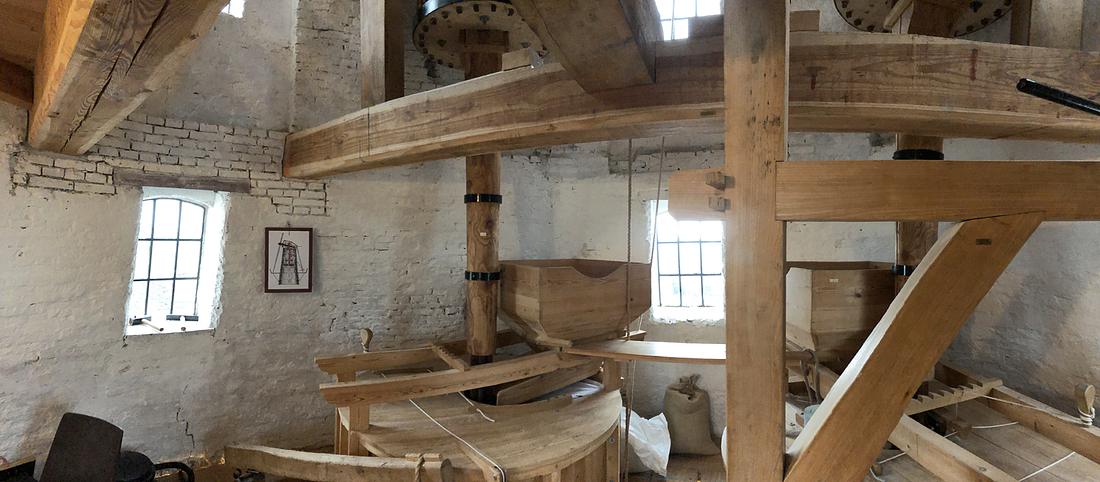 12, Molen 00536 De Widde Meuln (Ten Boer), Sander Boom (6-5-2021)Zeer praktisch: het luiwerk bevindt zich tussen de beide maalkoppels. Er is maar 1 zakkenbank nodig.  | Database Nederlandse molens