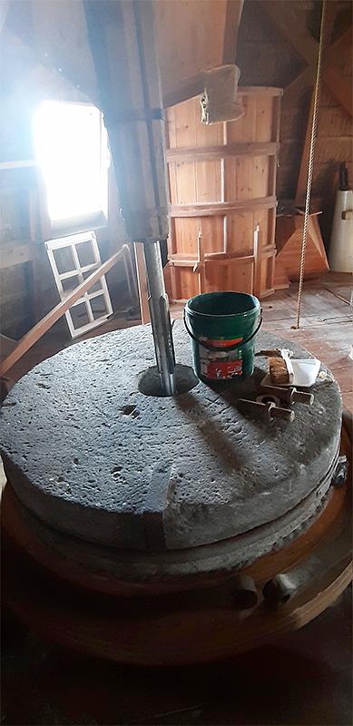 6, Molen 02473 De Beijenkorf (De Hoop) (Maurik), Leo vd Vlist (5-4-2019)Dit koppel blauwe stenen, hier gefotografeerd in de molen te Kesteren, is afkomstig uit Maurik. | Database Nederlandse molens
